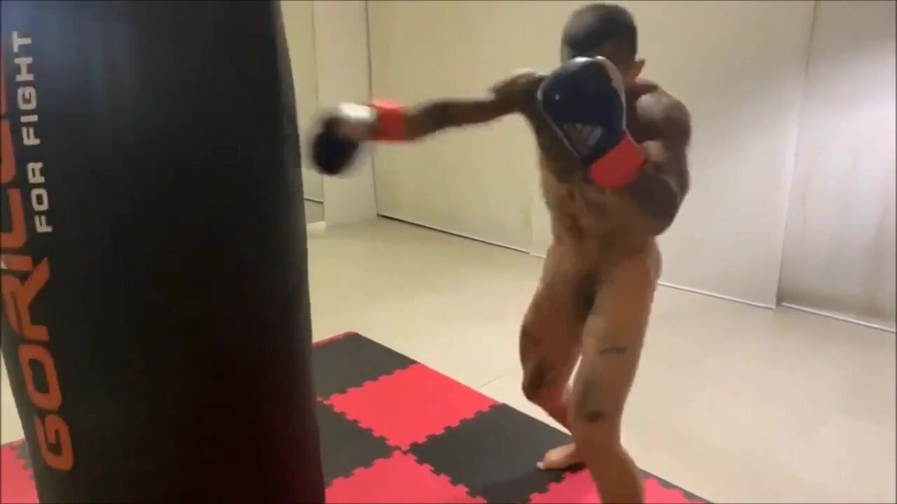 muscle guy boxing practice nude. Who is he?