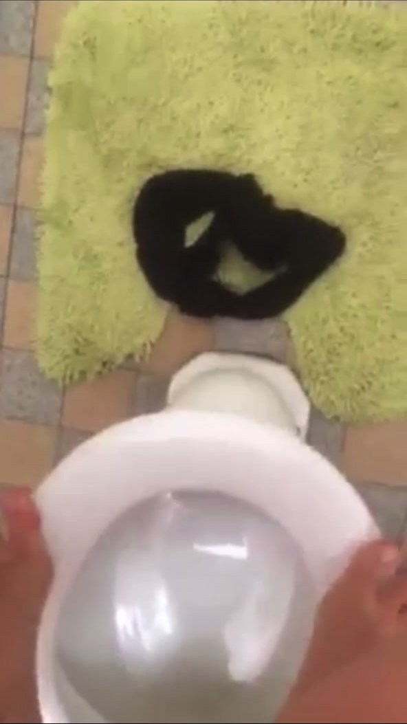 Great girl poops solo