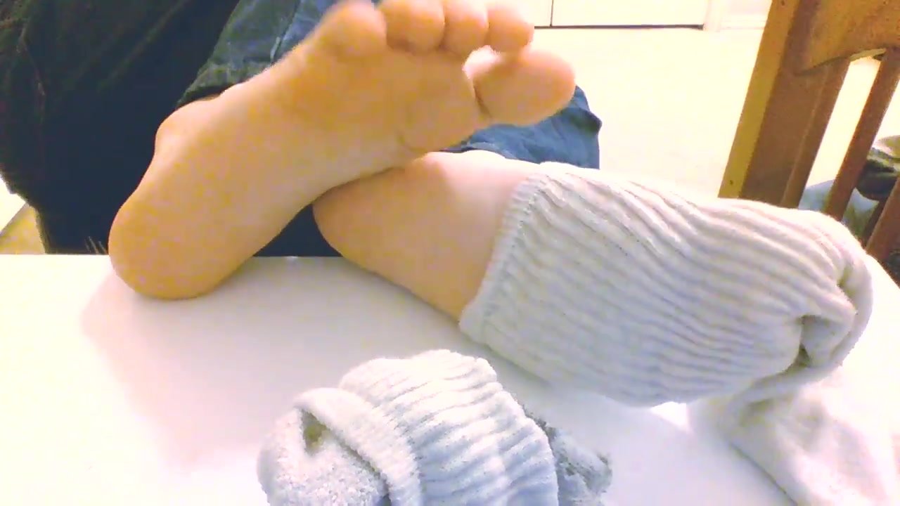 Twinks Sexy Socks and Bare Feet Up Close