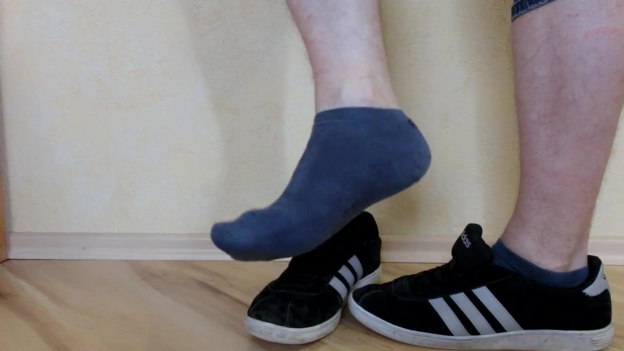 blue puma ankle socks boy feet