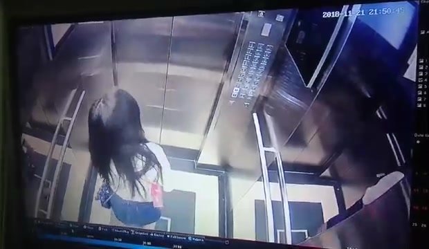 Girl accident pee in elevator