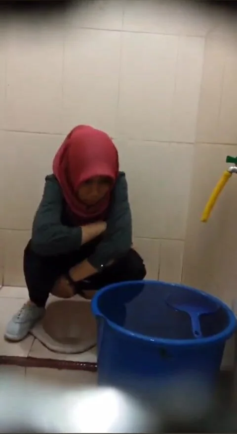 Pipis di toilet SPBU ThisVid com 