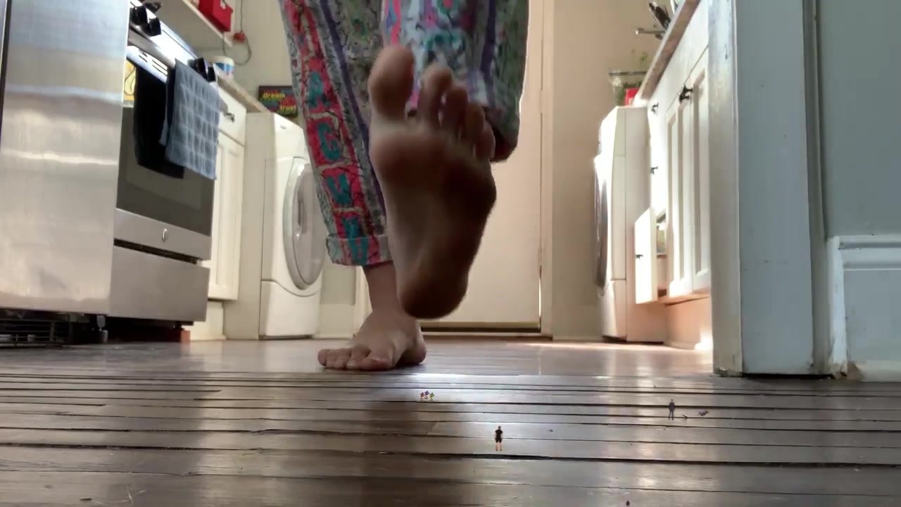 Giantess feet crush - video 6