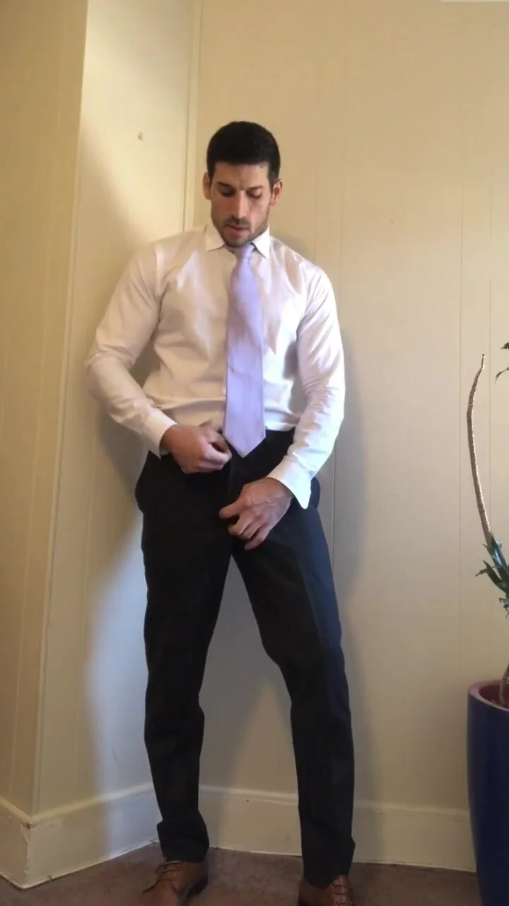 Suit muscle hunk - ThisVid.com 中文