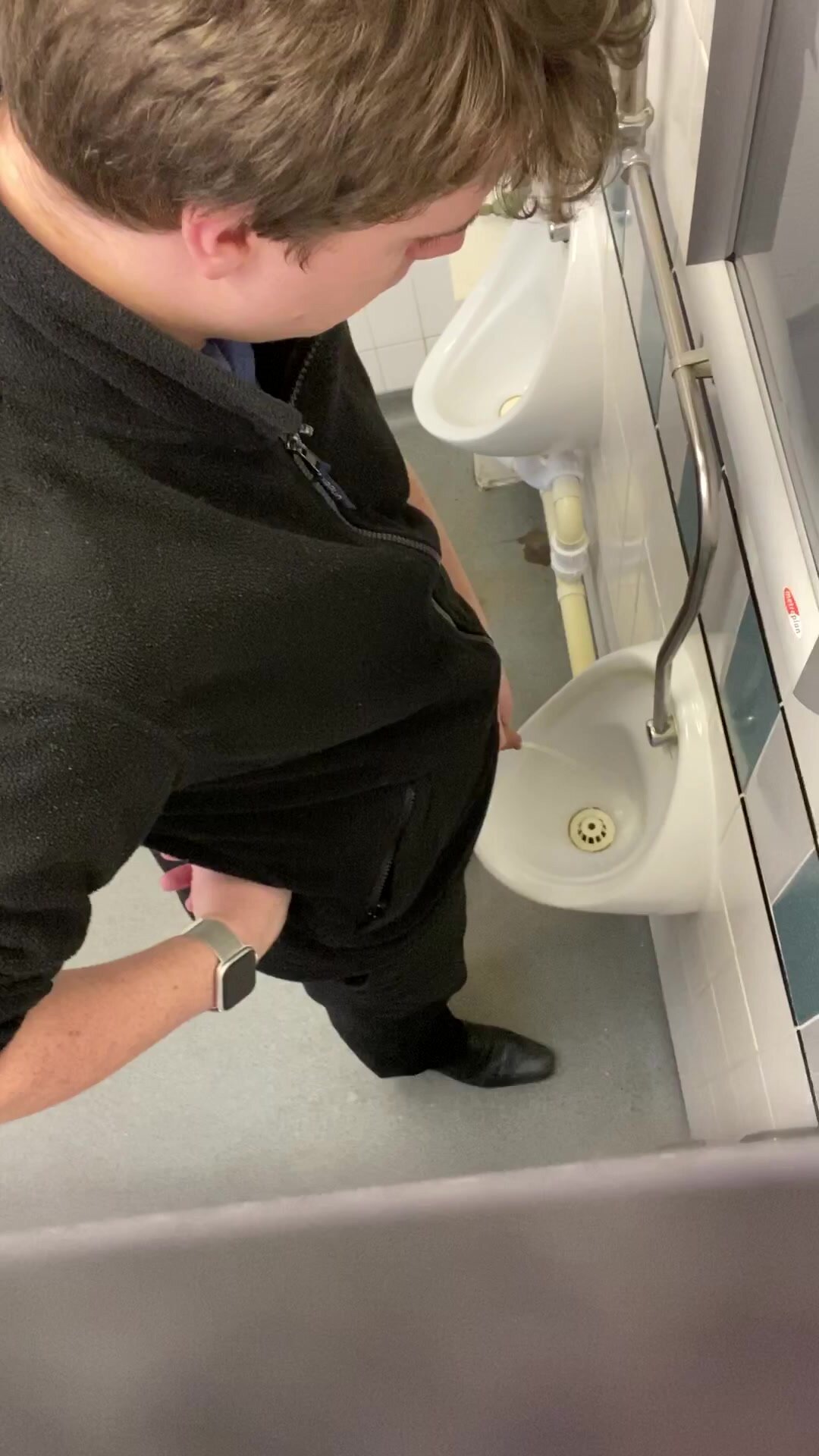 Spy on guy peeing over stall urinal