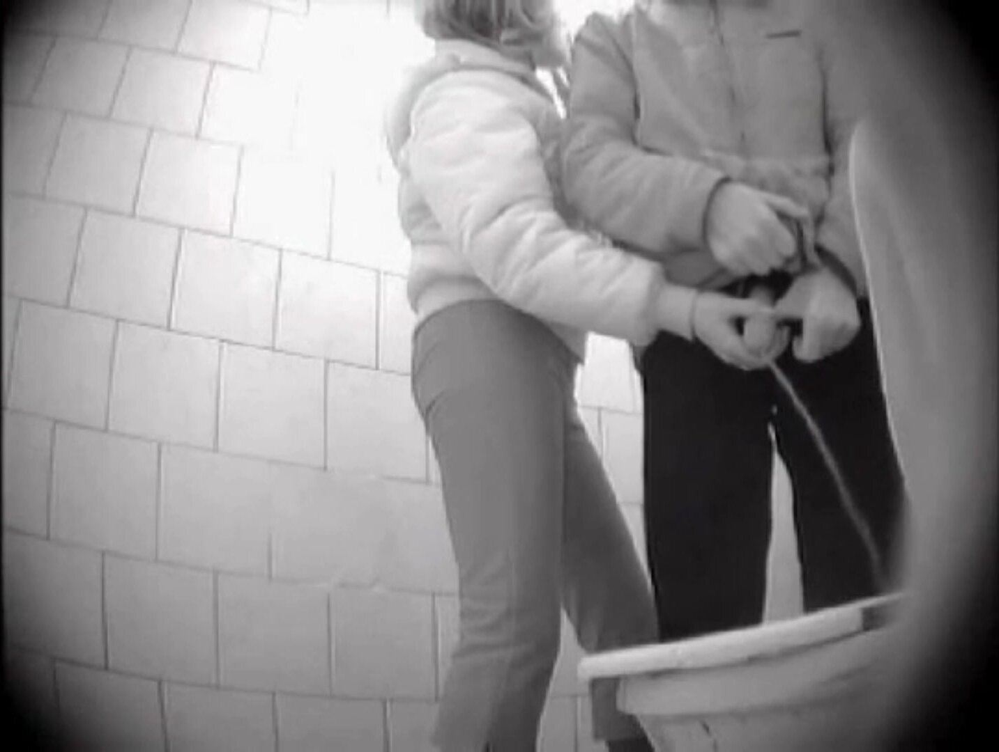 мальчик трахает девочку в школьном туалете видео фото 37