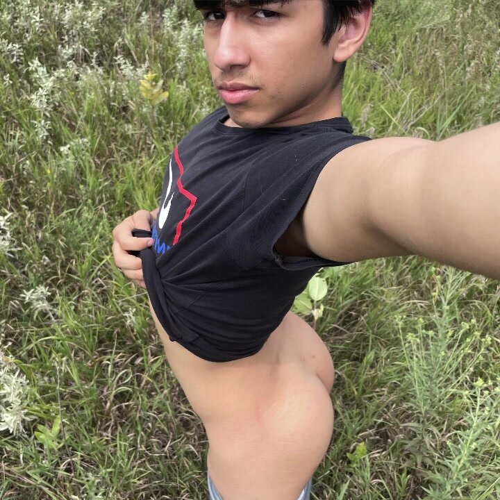 Latino Twink Pushes Out Dirty Loads