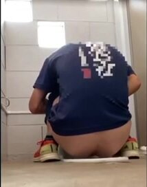 japanese soccerboy poops in squat toilet