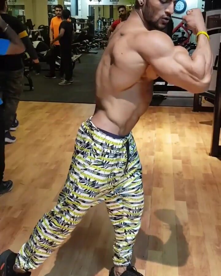 Indian Muscle Specimen Gym Flexing
