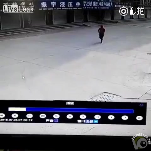 Chinese woman shits on the street