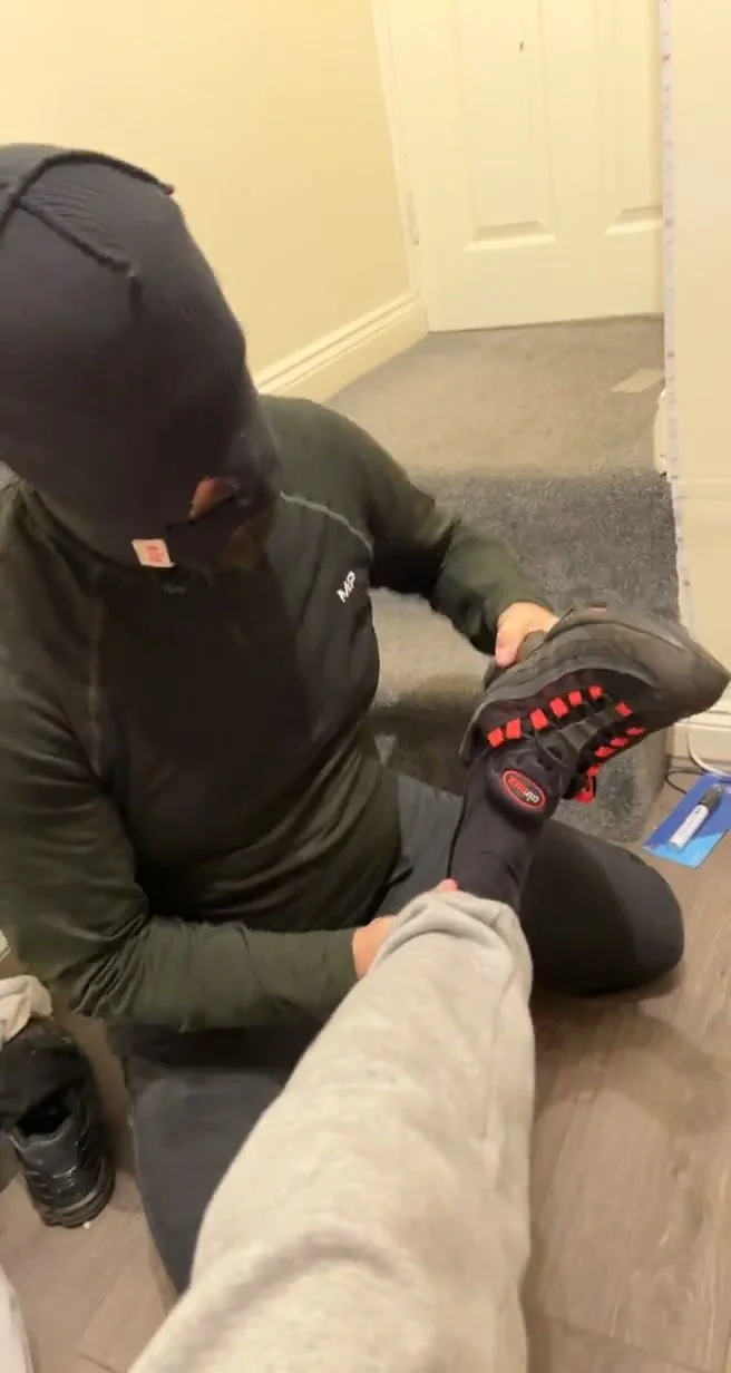 Slave worships his masters black socks - ThisVid.com 中文