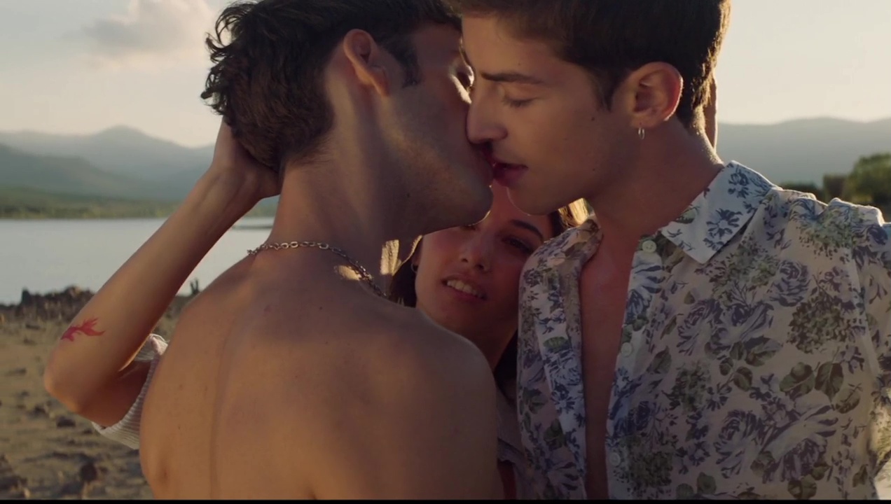 Spanish str8-bi threesome kissing and stripping