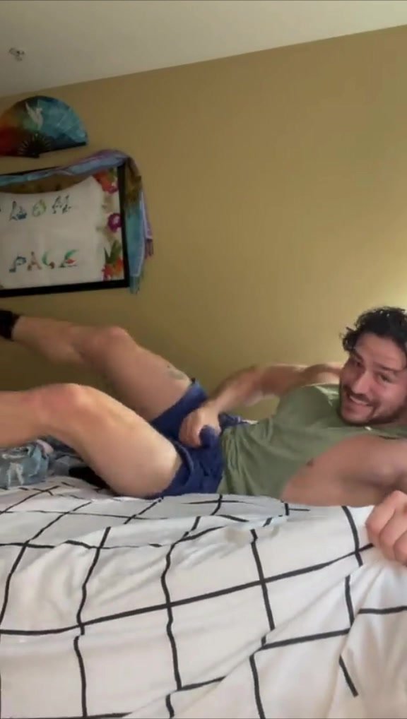 Muscle guy jo and cum after gym