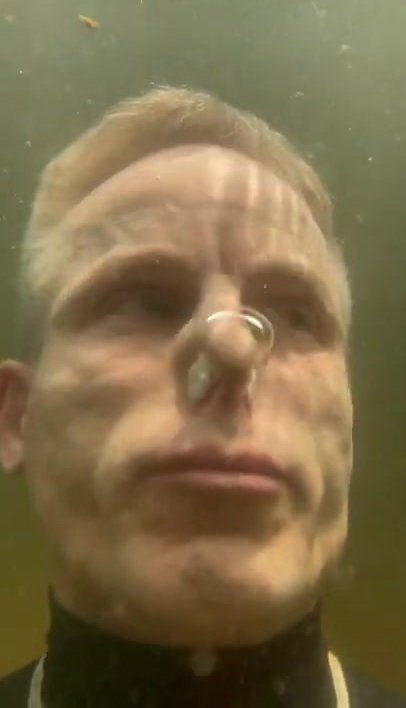 Barefaced breatholding and blowing bubbles underwater