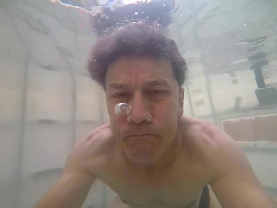 Breatholding barefaced underwater and blowing bubbles
