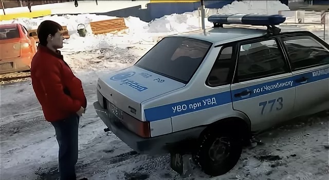 Russian guy piss on police car