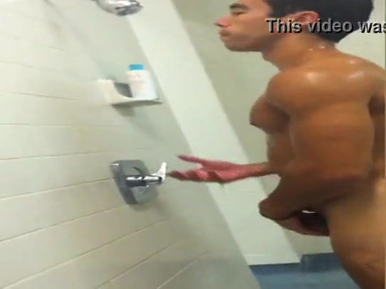 muscle guy showers spy cam