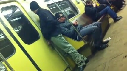 Dude j/o on subway in public