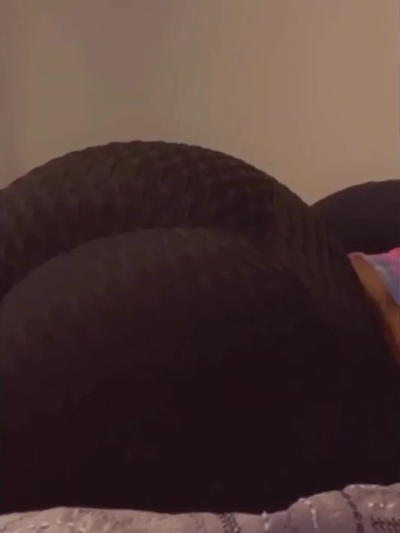 Black Porn Women Farting - Black girl farting in black leggings - ThisVid.com