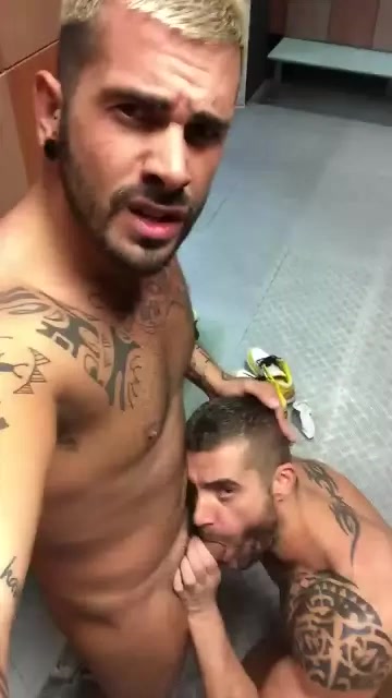 Eating cum at te gym lockeroom