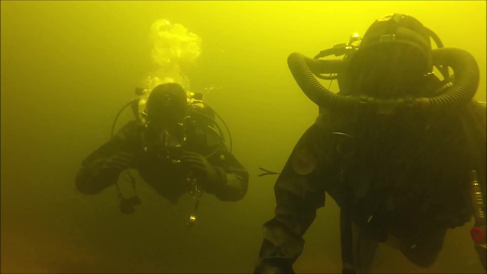 Scuba Diver using twin hose regulator