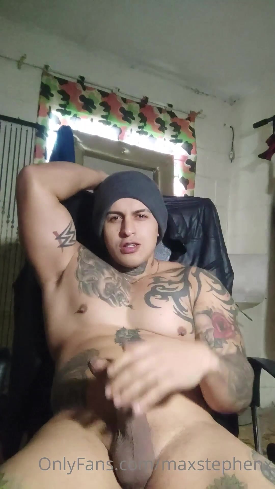 tatted muscle jerks off