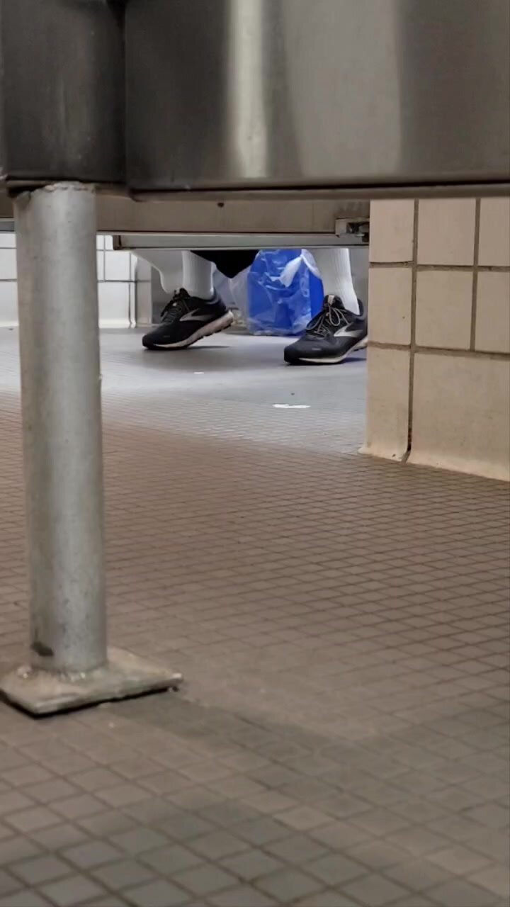 Woman takes a gassy shit - ThisVid.com