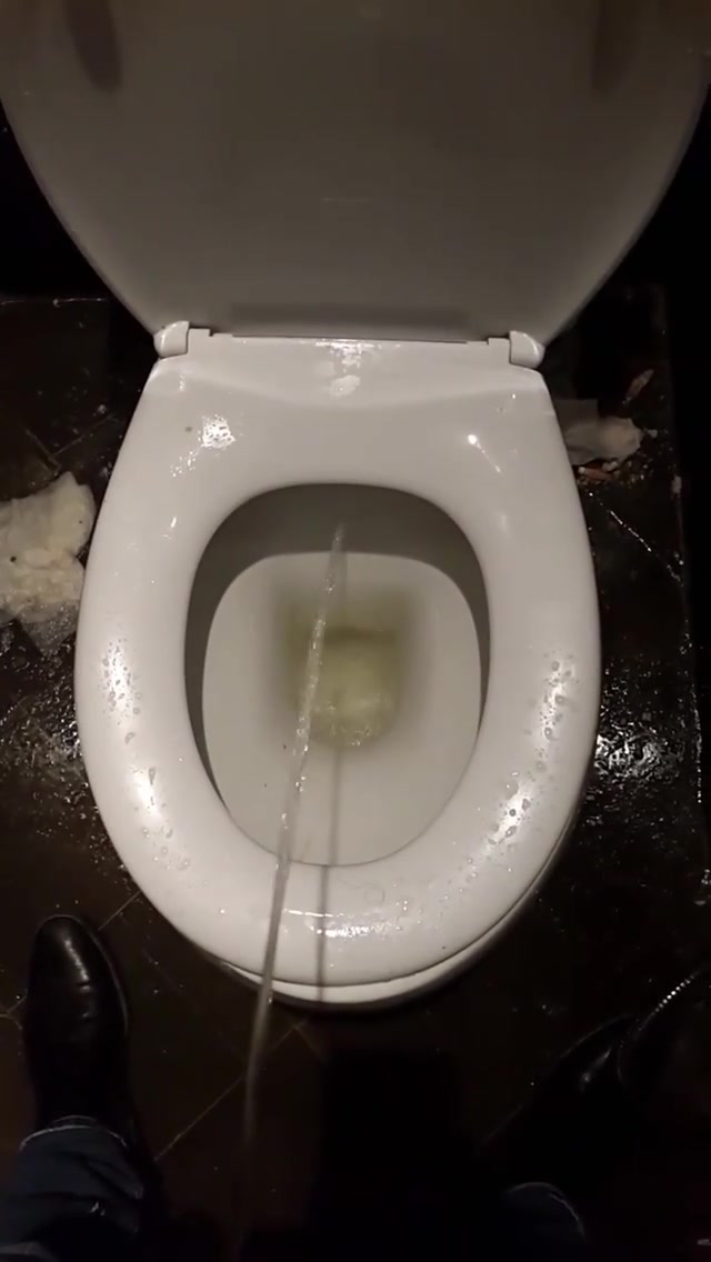 Straight man pissing in a bar