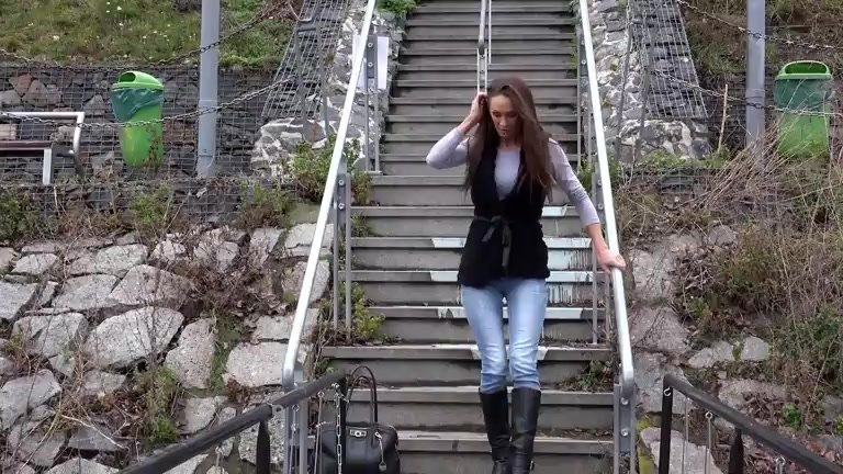 Public Pissing - On the steps - video 3