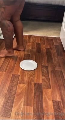 Ebony shits on plate - video 2