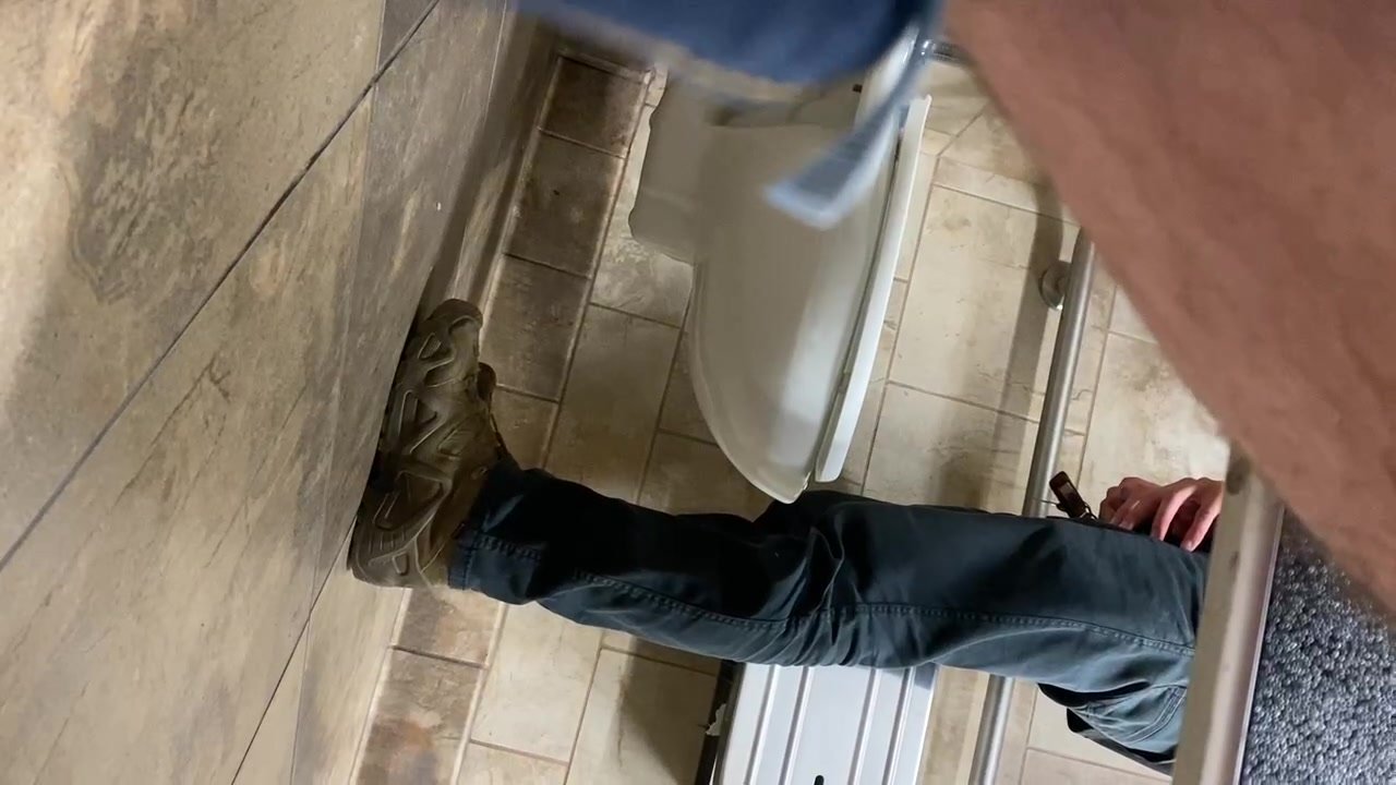 Dick glimps while pissing