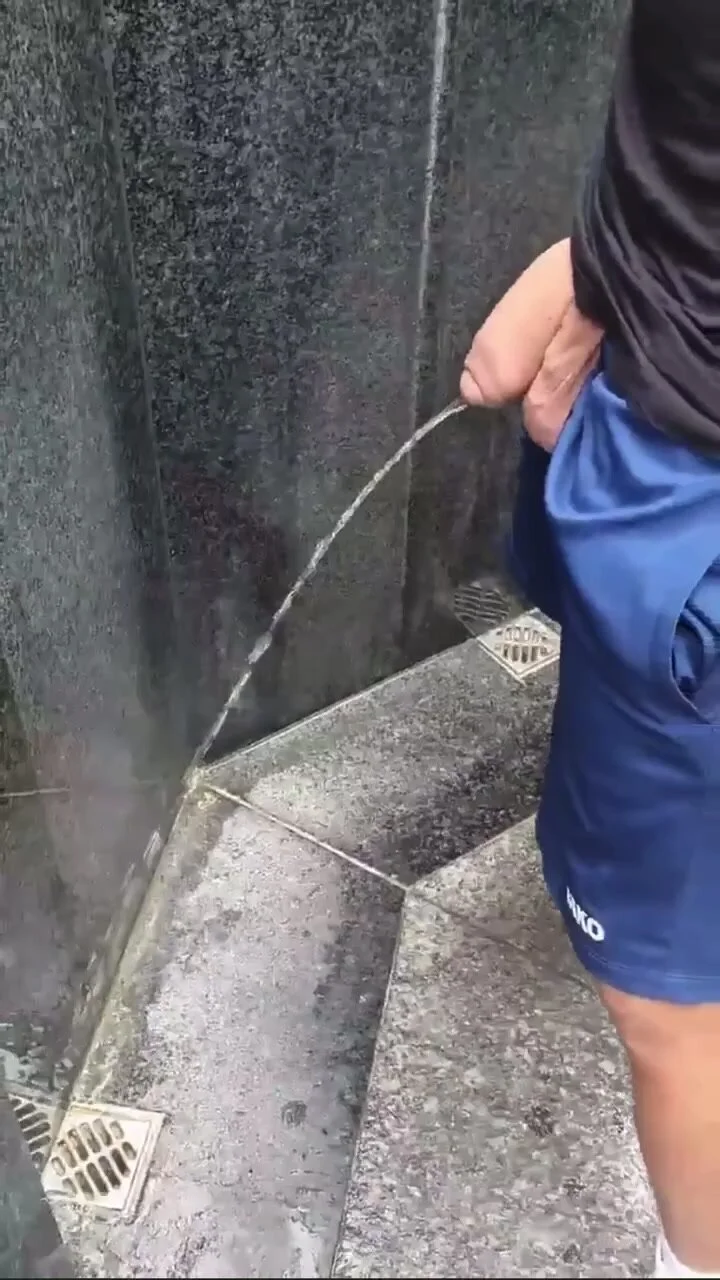 Urinal spy vid 42 - hung lad using outdoor urinal - ThisVid.com