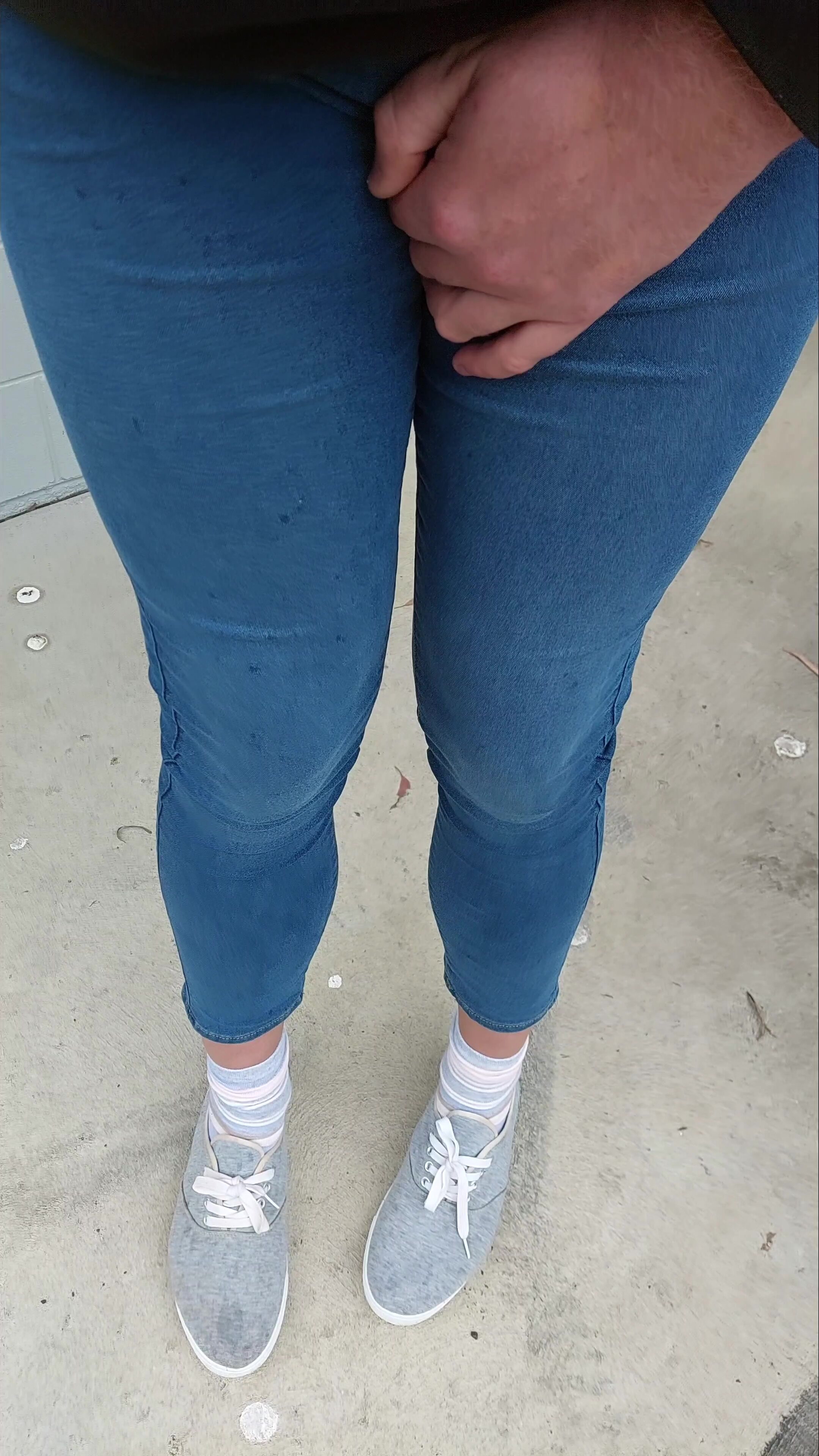 Crossdress public jeans pee