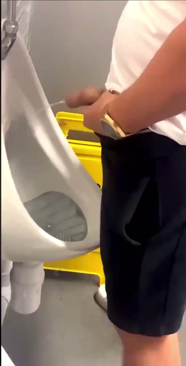 Urinal spy vid 68 - gold watch and on the phone