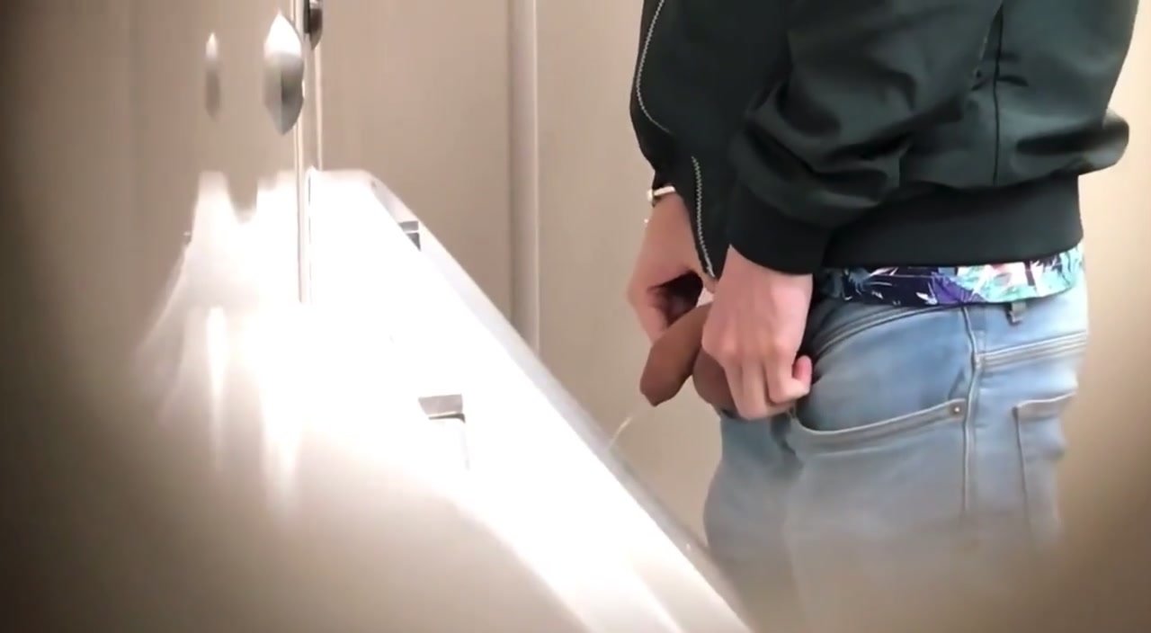 Urinal spy vid 69 - blue jeans and black jacket