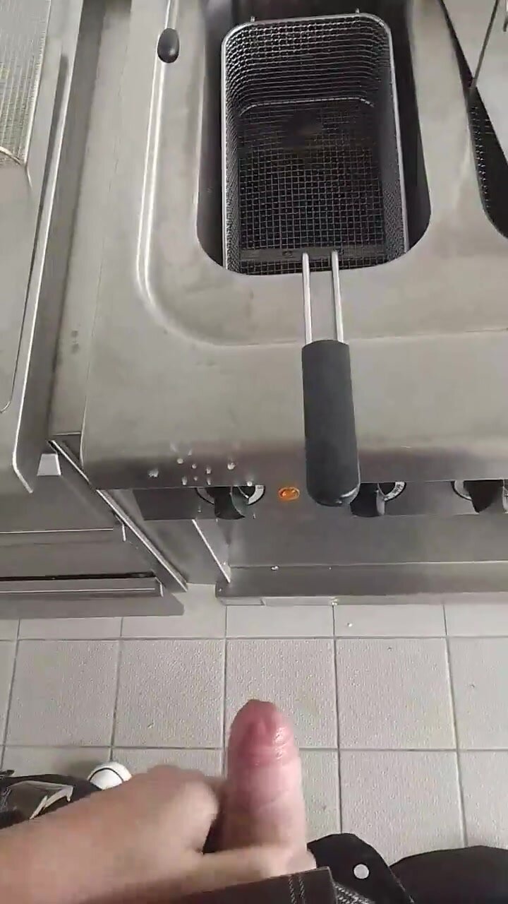 Food Cum & Piss: cumming in the fryer at work - ThisVid.com
