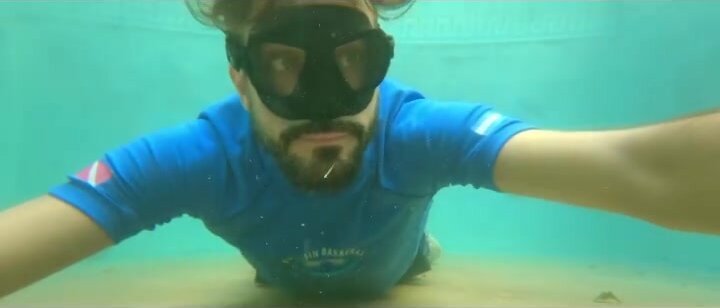 Bearded guy breatholding underwater