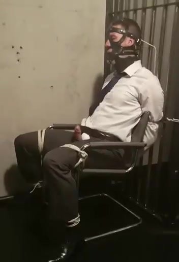 suitman chairtied ... to serve big feet
