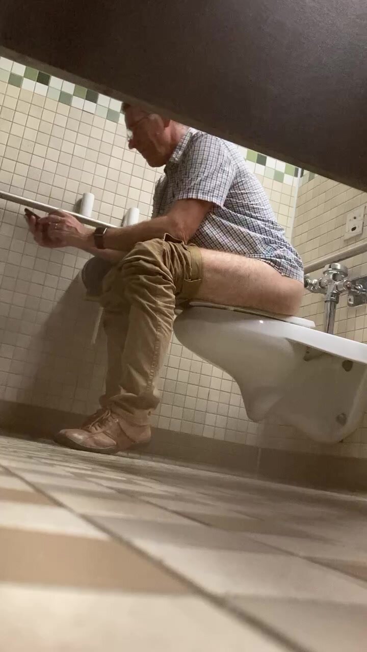Hot daddy takes a quick dump