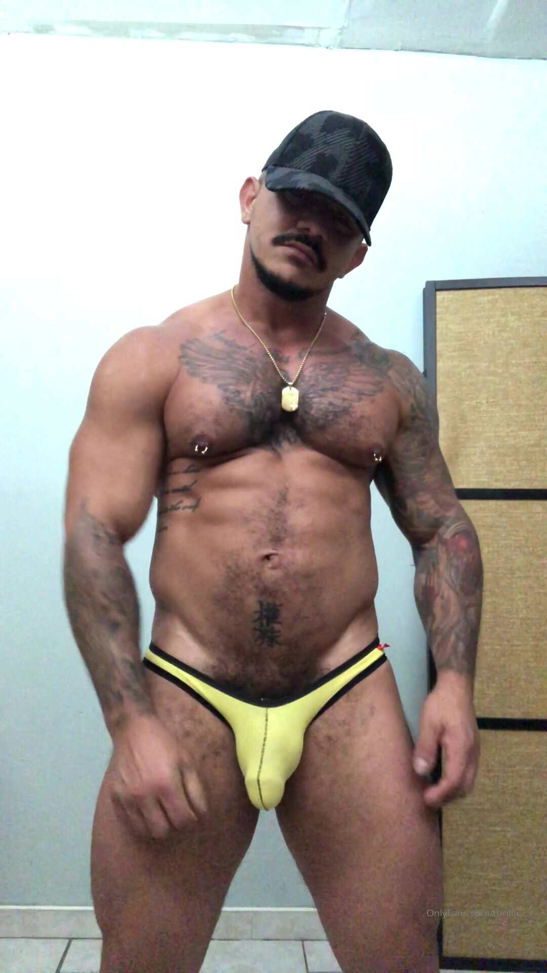 Sexy muscle daddy - video 9
