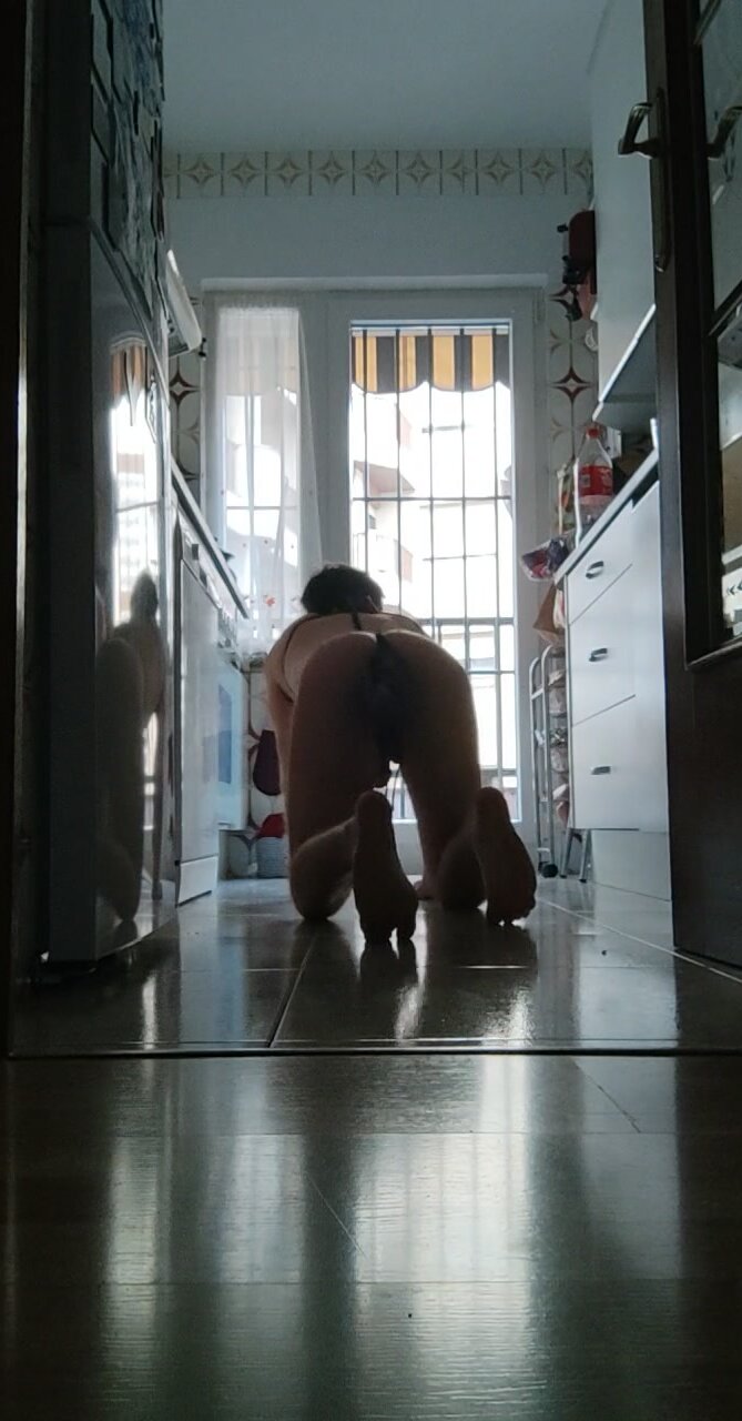Fag walking like a dog and spanks at window
