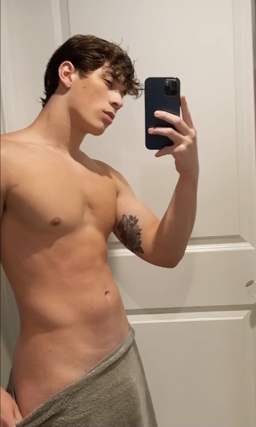 Sexy Muscle Twink Shows Off His Big Bulge And Body Thisvid Com