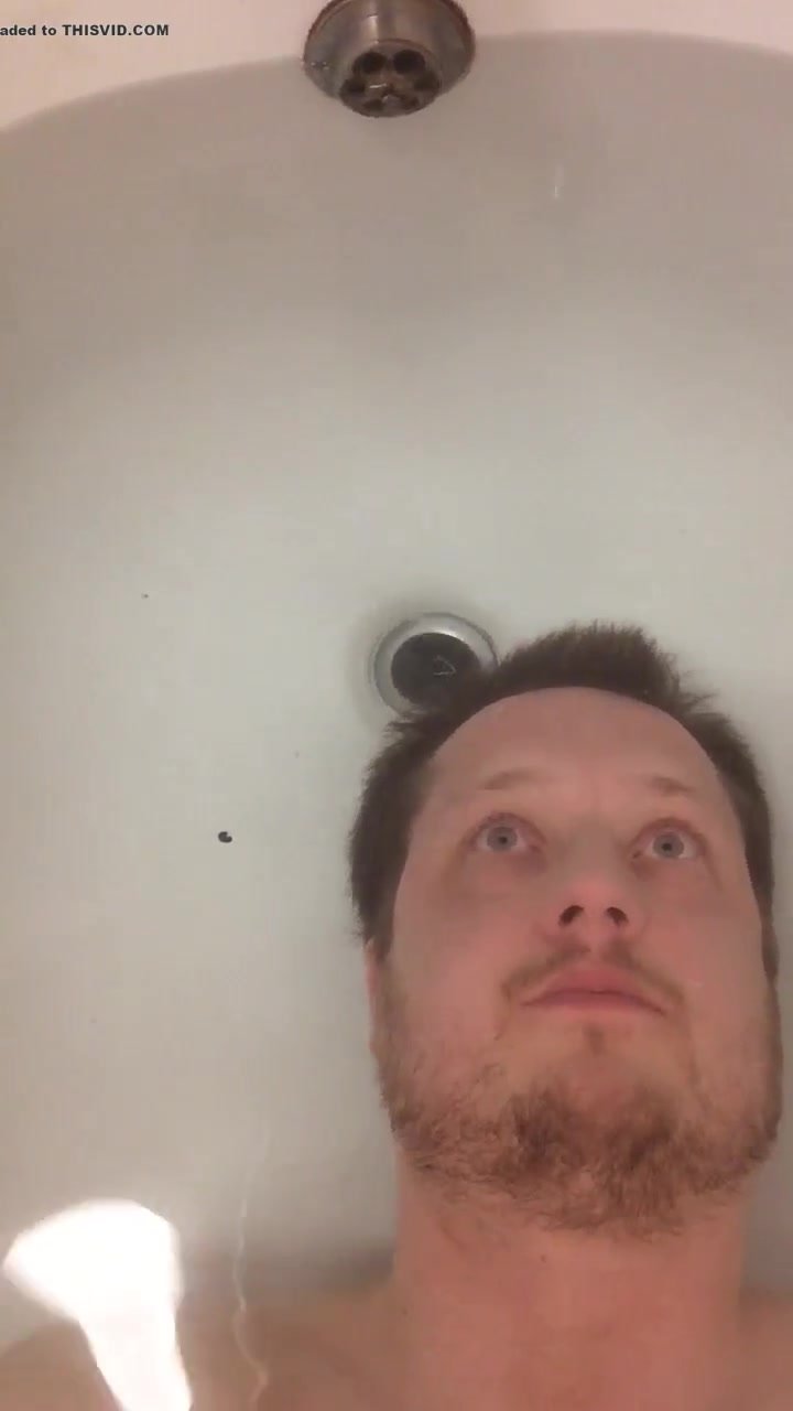 Bearded barefaced hottie loosing air underwater in tub
