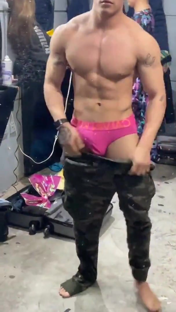 Stripper erecto en bar gay
