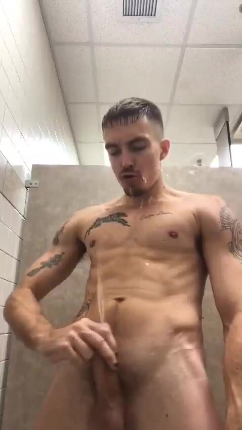 Hot guy pissing all over himself