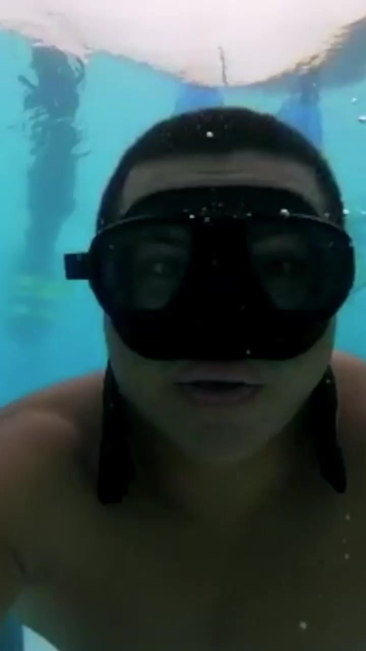 Beefy guy breatholding underwater - video 2