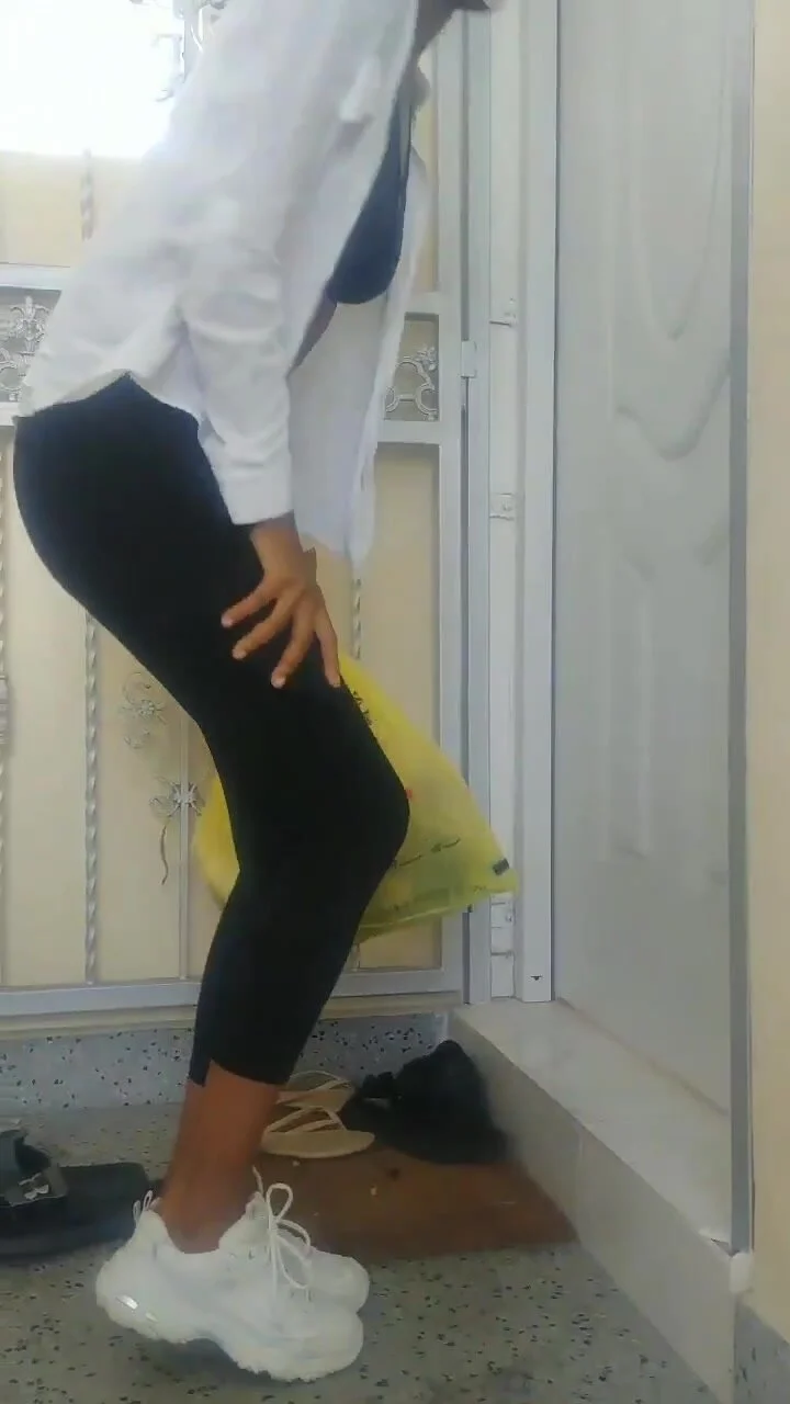 Video: Desperate black leggings piss - ThisVid.com