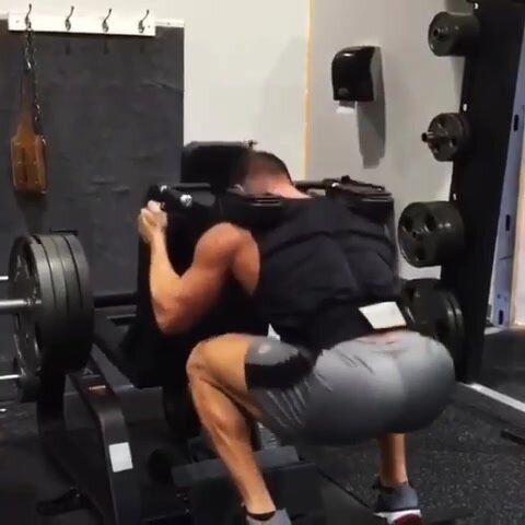 GYM bro working that ass