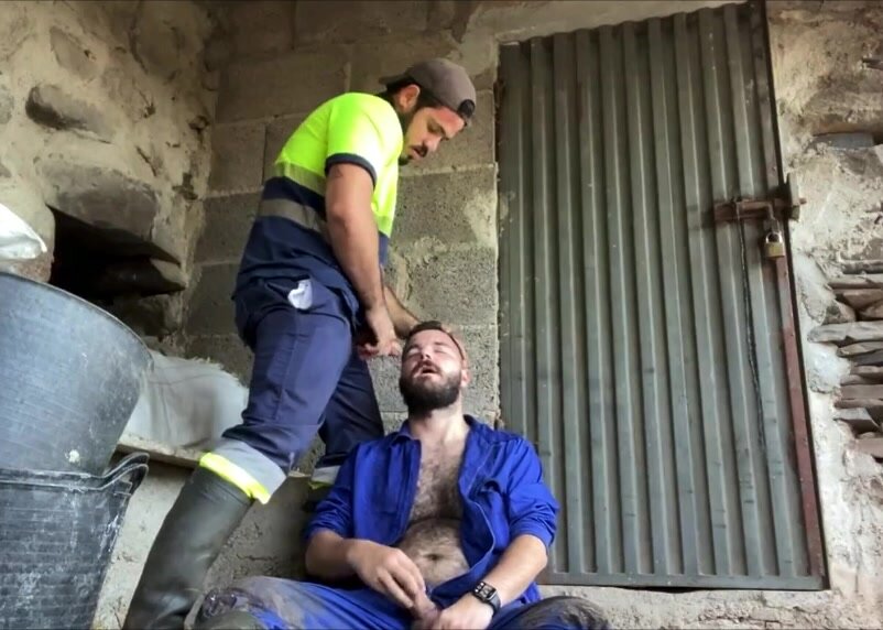 Uncut tradie cums on other\