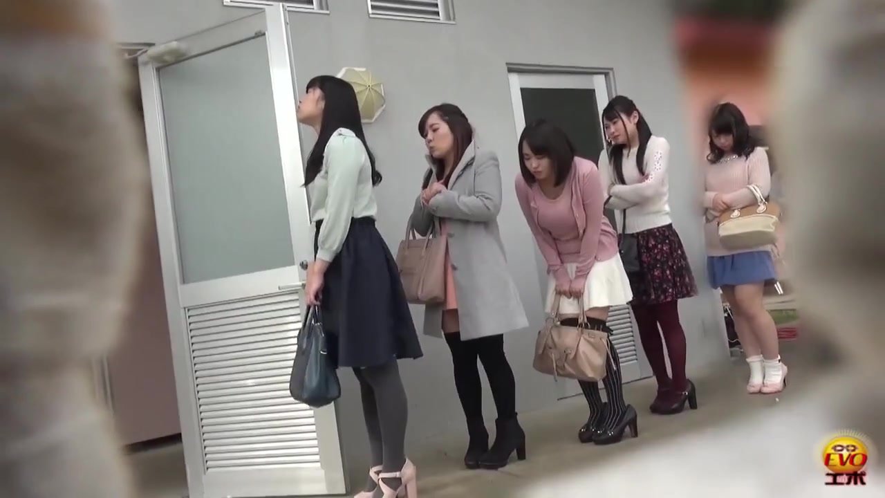 Japanese girls can´t wait to pee!!!